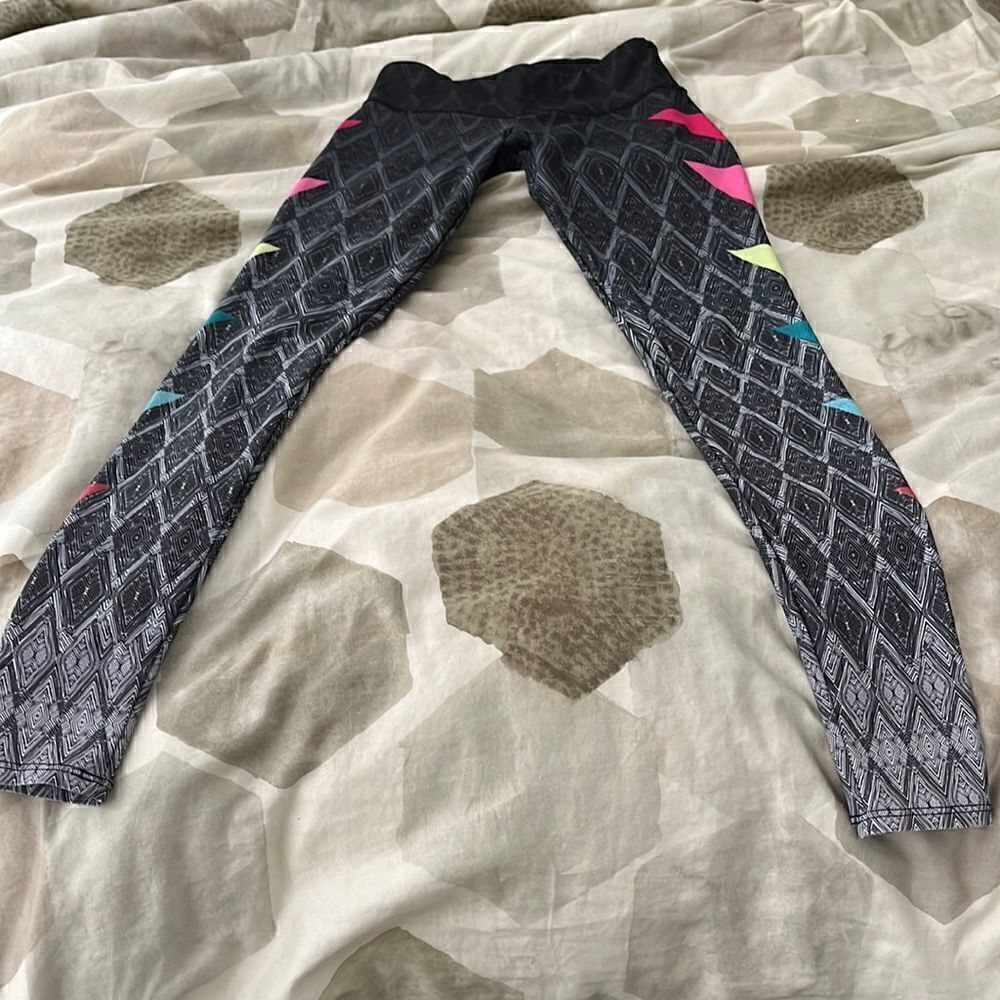 Onzie geometric print rainbow leggings XS